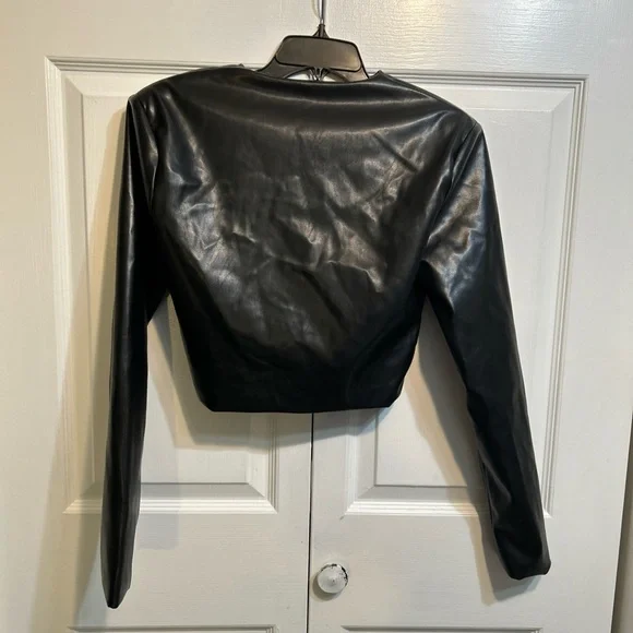 Nasty Gal Faux Leather Cropped Top Crossover Twisted Front Size 6 Black - Picture 7 of 11